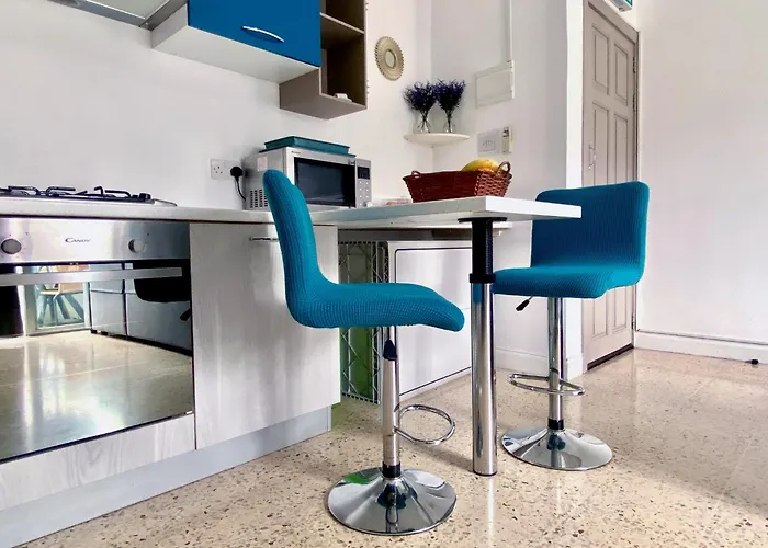 Cosy Seaside 1br Apartment, Ac, Open Views Apartamento